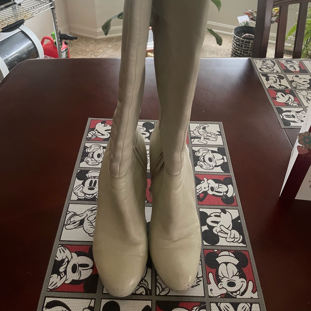 Lite beige boots